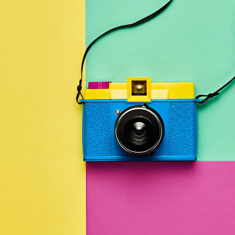 En kamera med färgglad bakgrund - perfekt för att göra dina bilder mer levande och färgstarka.